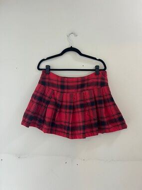 Streetwear Society Red & Black Plaid Pleated Mini Skirt 🌹